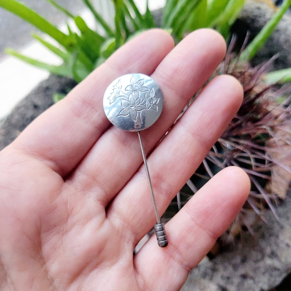Vintage Silver Floral Flower Pewter Boucher Lapel Brooch Stick Pin - Picture 4 of 7